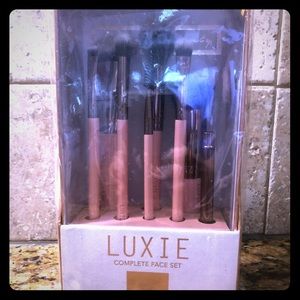 LUXIE COMPLETE FACE SET ~ BNIB!! 🎨💄